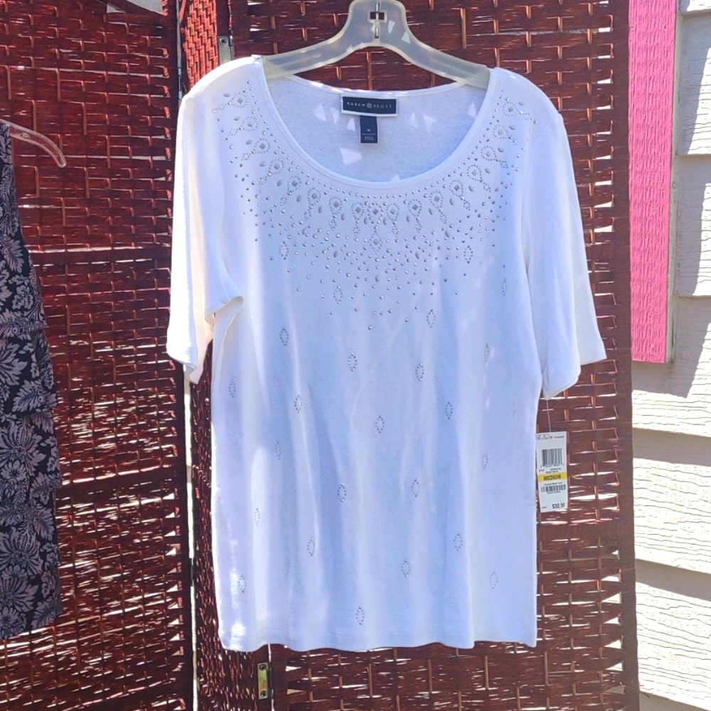 White t shirt with embossed sparkles . Never worns tag still on item